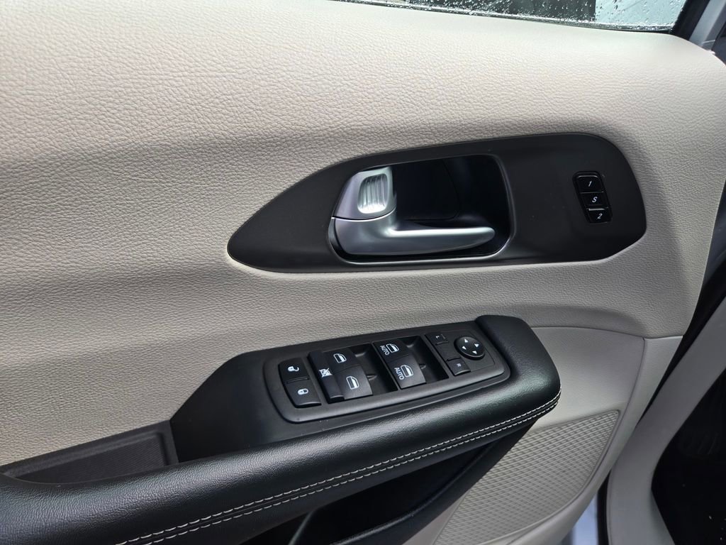 Used 2024 Chrysler Pacifica Touring-L FWD image 38