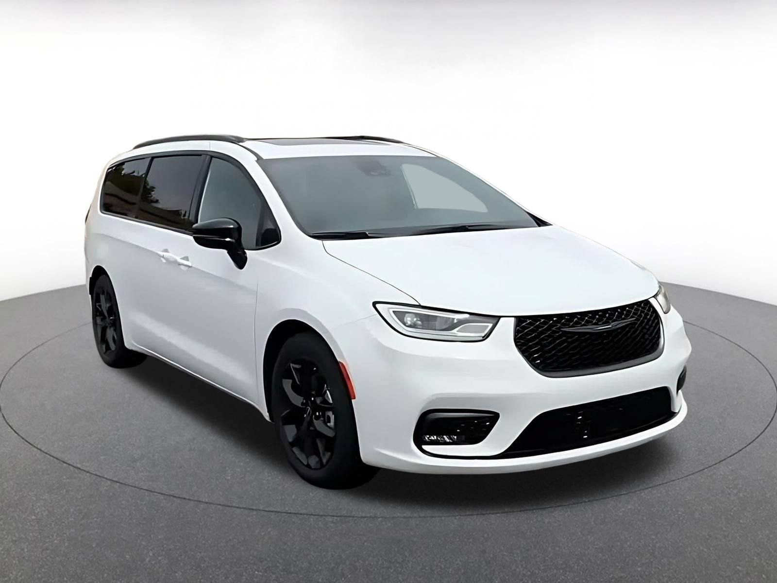 Used 2025 Chrysler Pacifica Limited FWD image 3