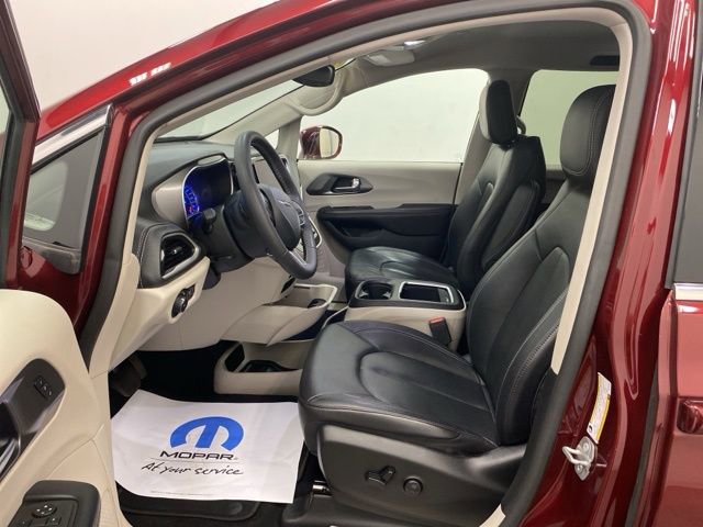 Used 2022 Chrysler Pacifica Touring-L image 9