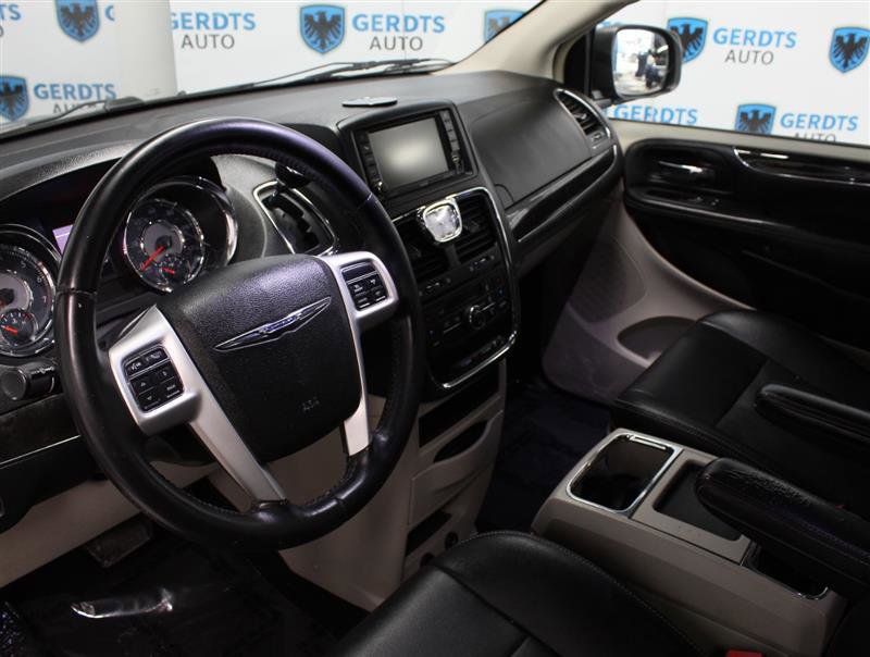 Used 2016 Chrysler Town & Country Touring FWD image 7