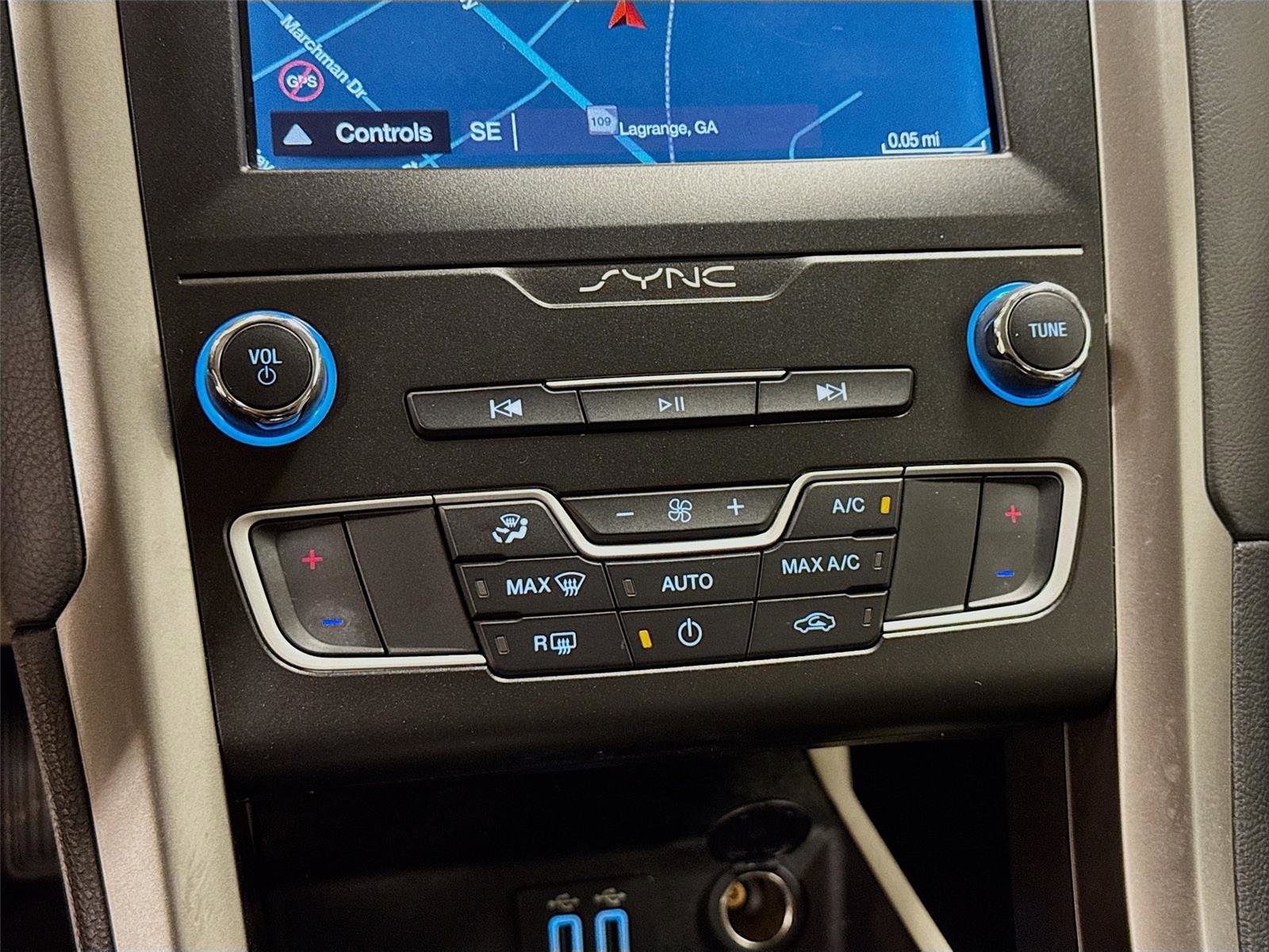 Used 2019 Ford Fusion SE image 16