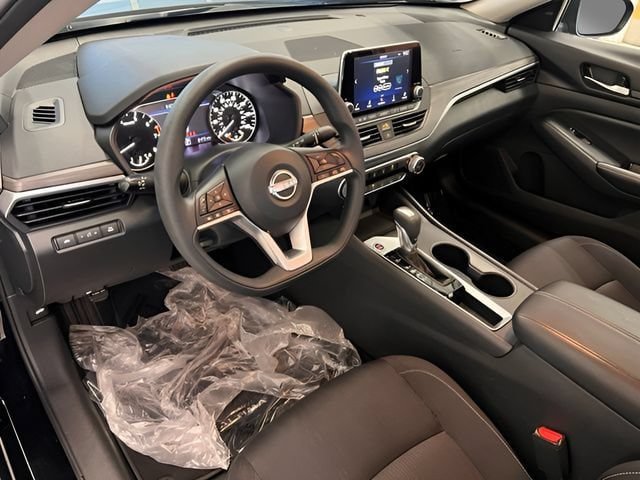 Used 2025 Nissan Altima 2.5 SV FWD image 15