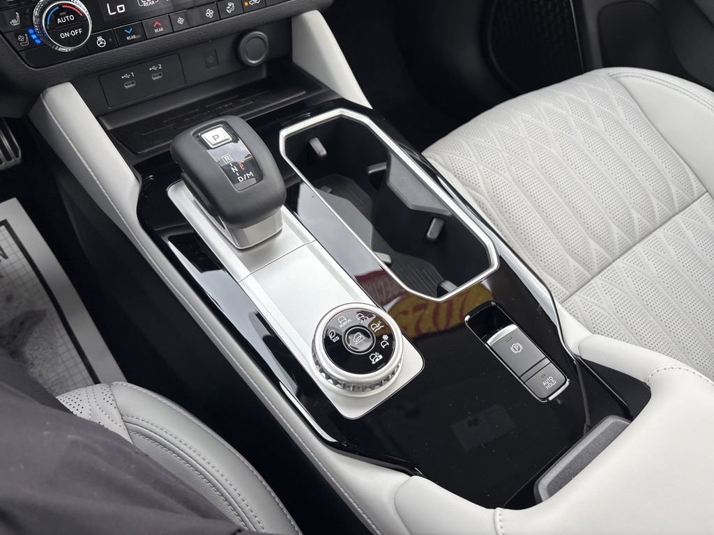 Used 2025 Mitsubishi Outlander AWD image 41