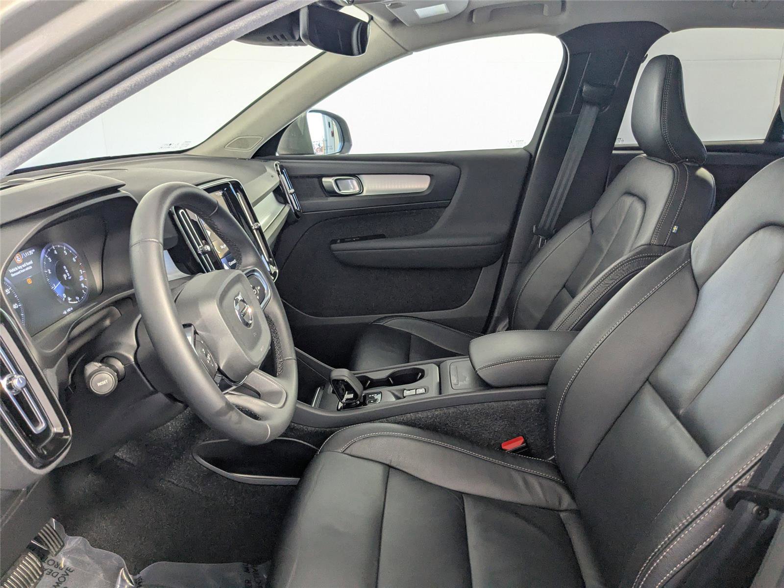 Used 2022 Volvo XC40 T5 Momentum image 11