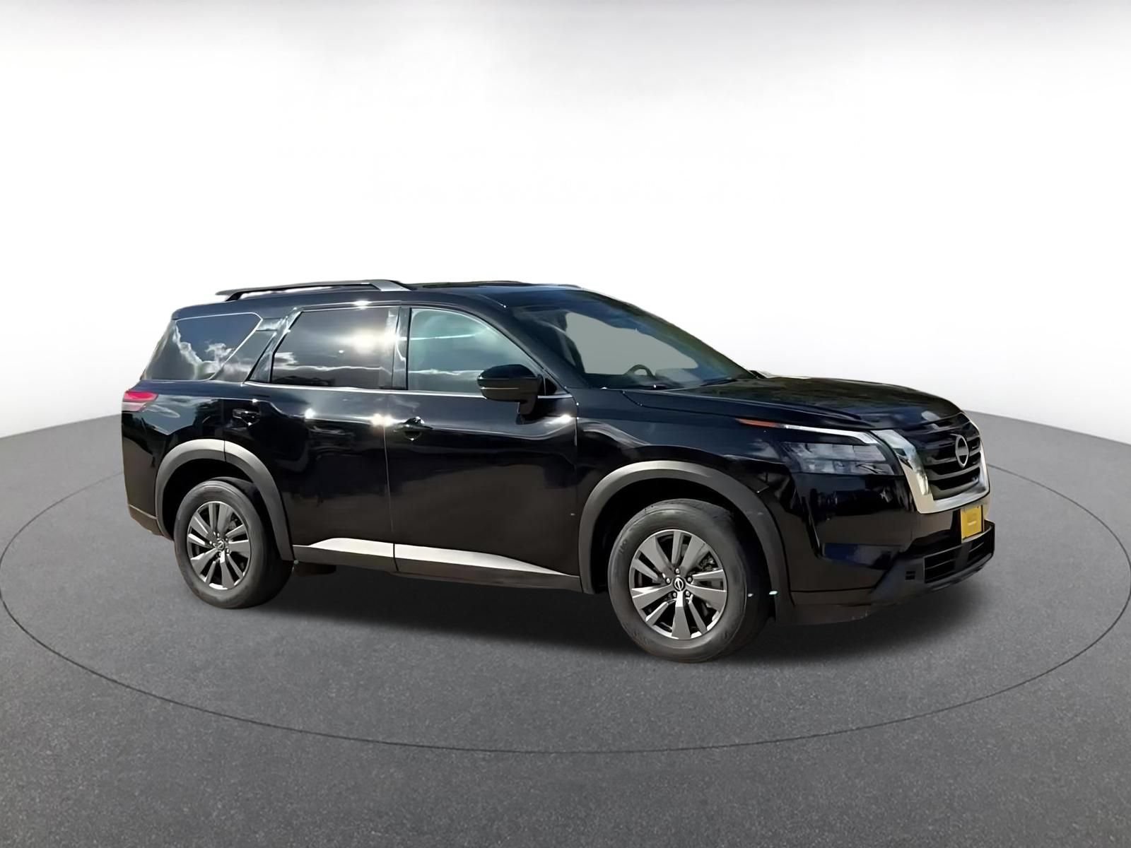 Used 2025 Nissan Pathfinder SV FWD image 2