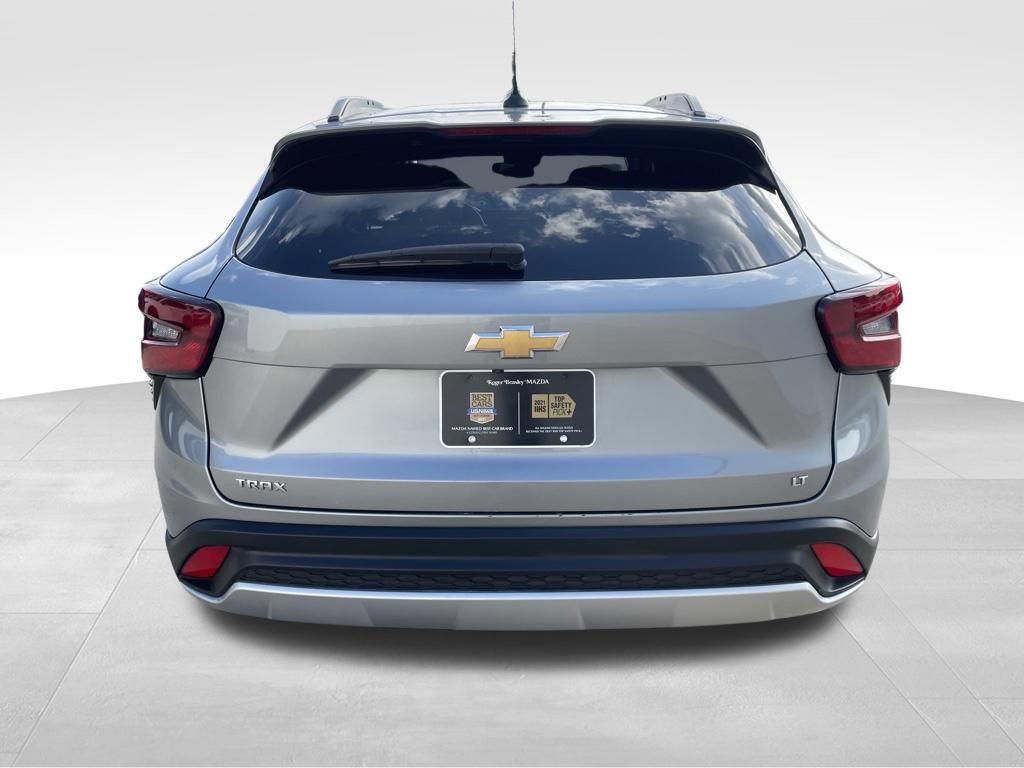 Used 2025 Chevrolet Trax LT FWD image 6