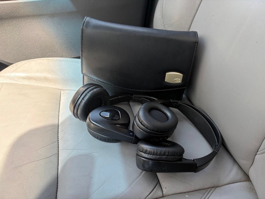 Used 2015 Toyota Sienna XLE w/ XLE Navigation Package FWD image 45