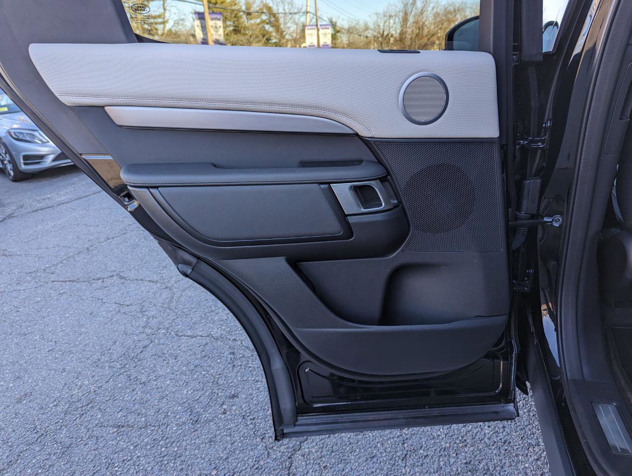 Used 2024 Land Rover Discovery Dynamic SE image 38