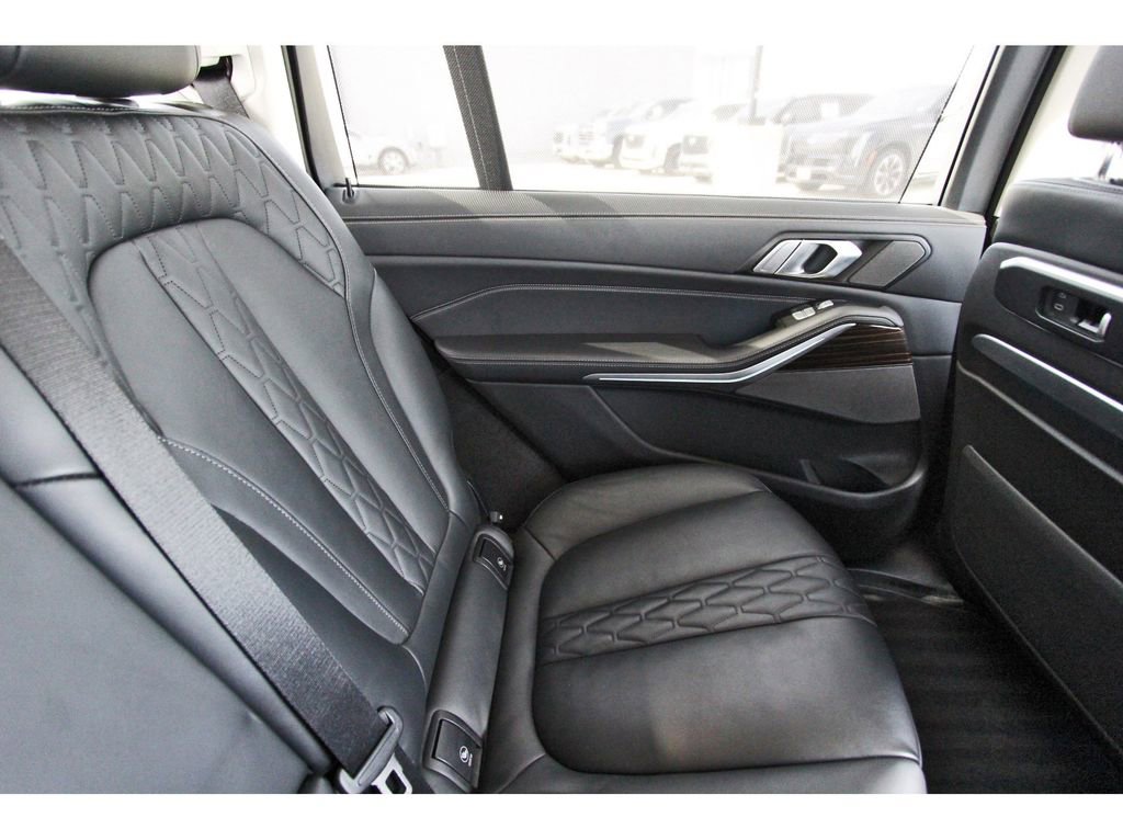 Used 2025 BMW X7 xDrive40i image 11