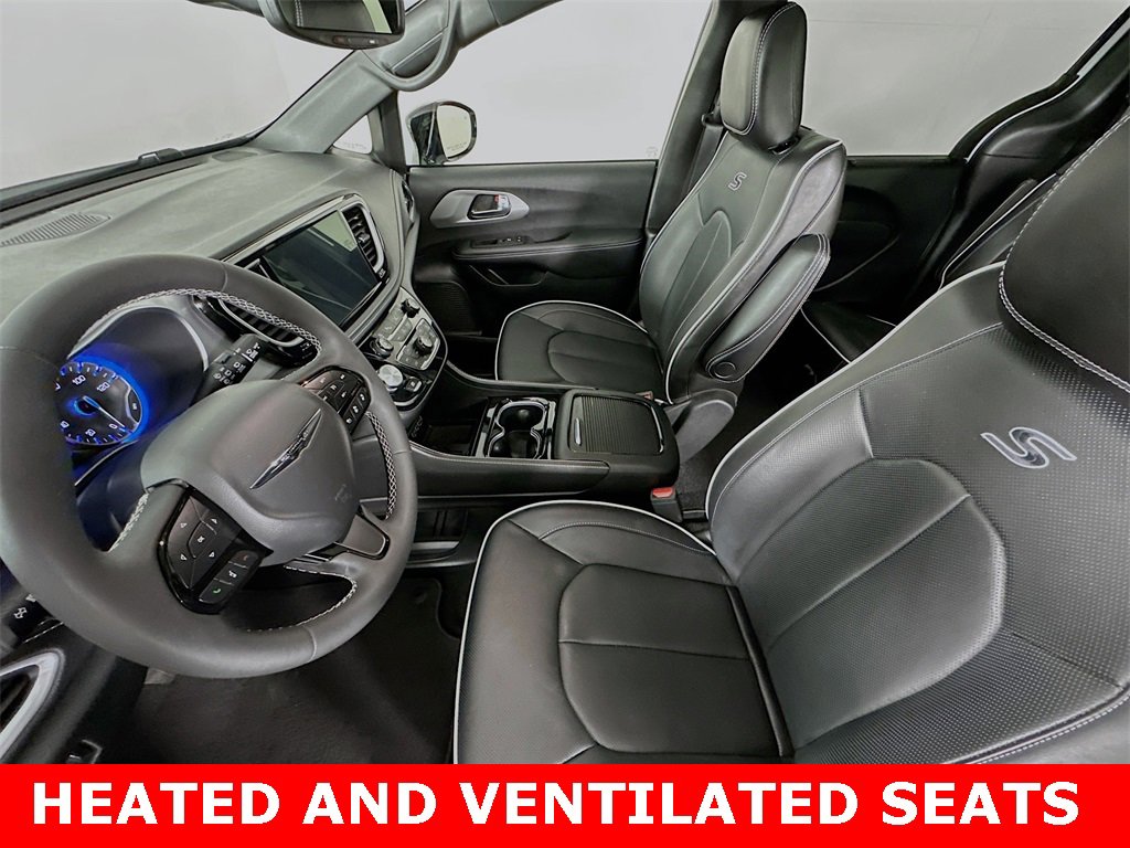 Used 2025 Chrysler Pacifica Limited image 4