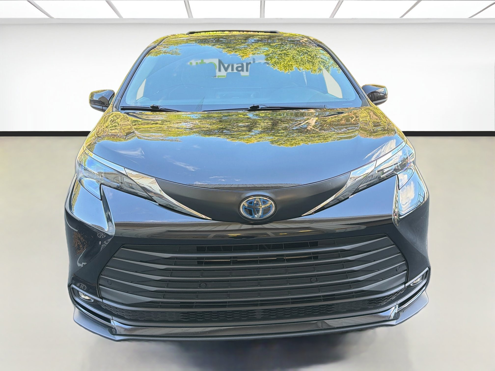 Used 2025 Toyota Sienna XLE FWD image 2