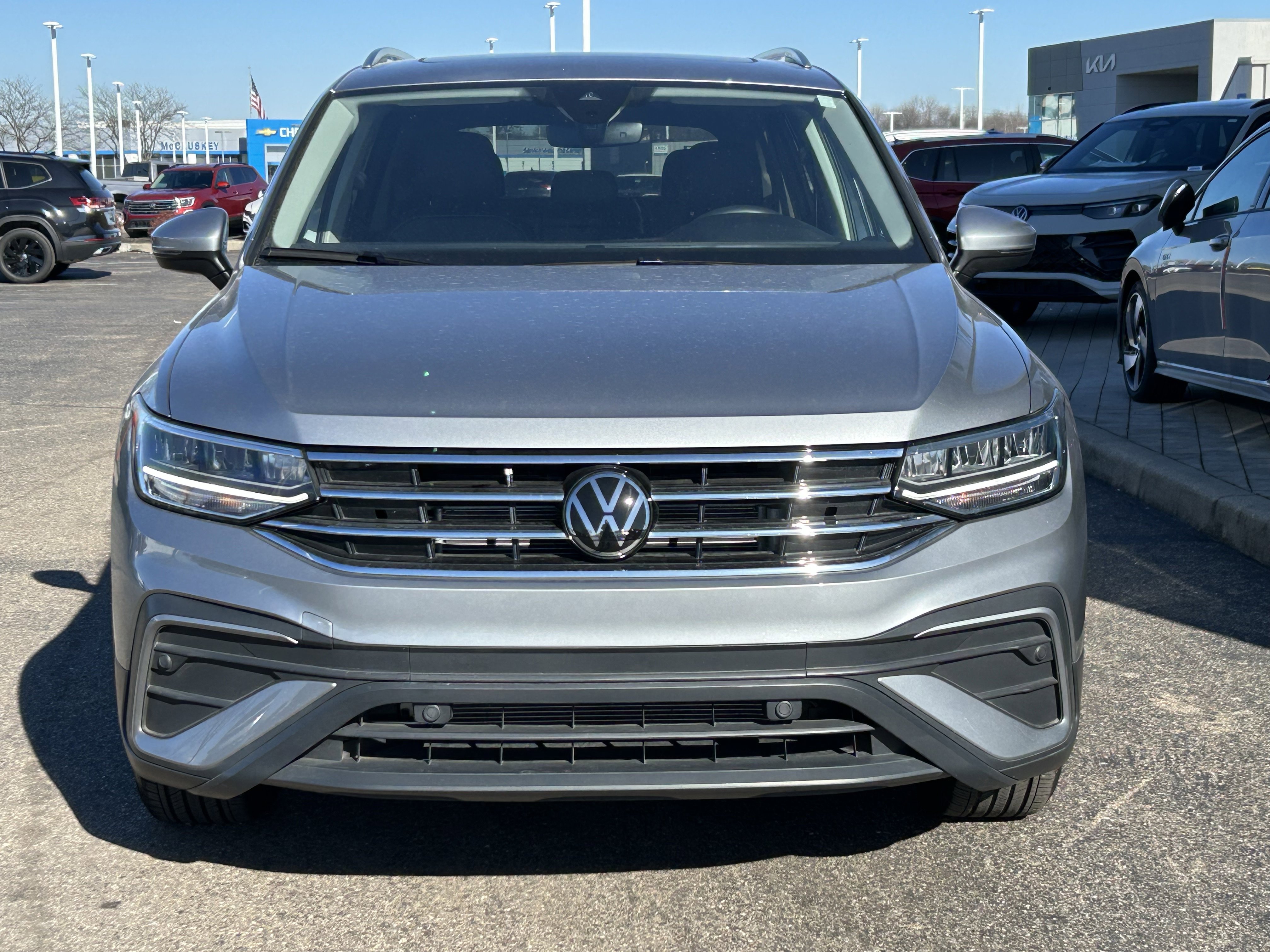 Used 2024 Volkswagen Tiguan SE w/ Panoramic Sunroof Package image 2