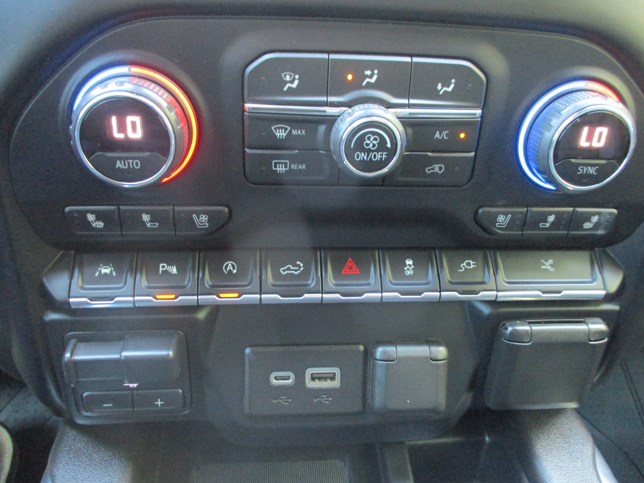 Used 2020 Chevrolet Silverado 1500 High Country w/ Technology Package AWD/4WD image 14