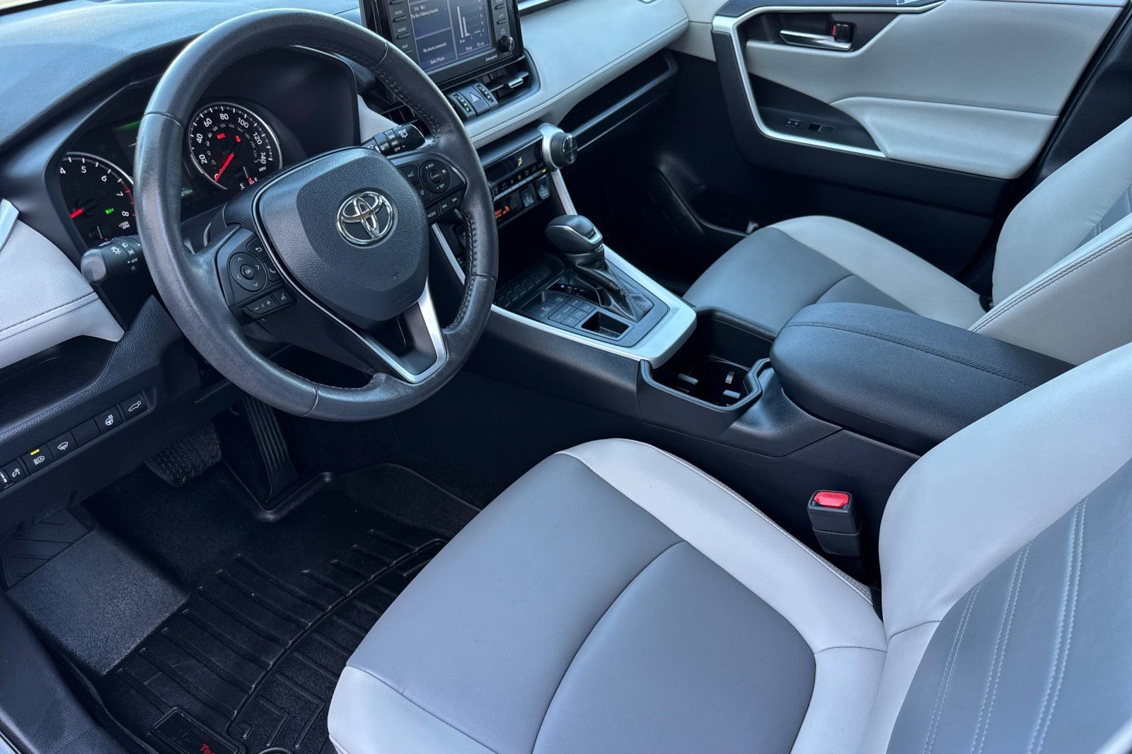 Used 2022 Toyota RAV4 XLE Premium image 11