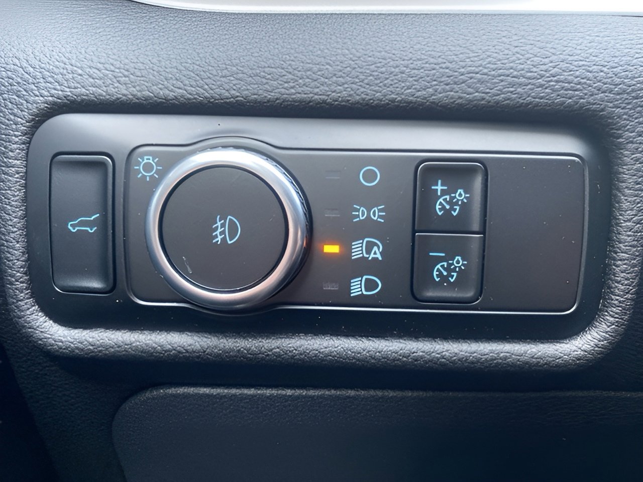 Used 2023 Ford Explorer XLT w/ Equipment Group 202A image 18