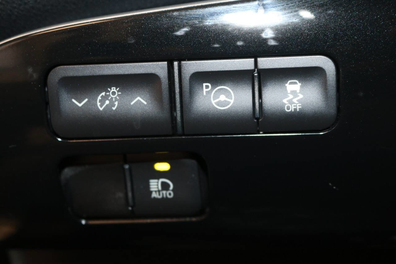 Used 2018 Toyota Prius Three image 53