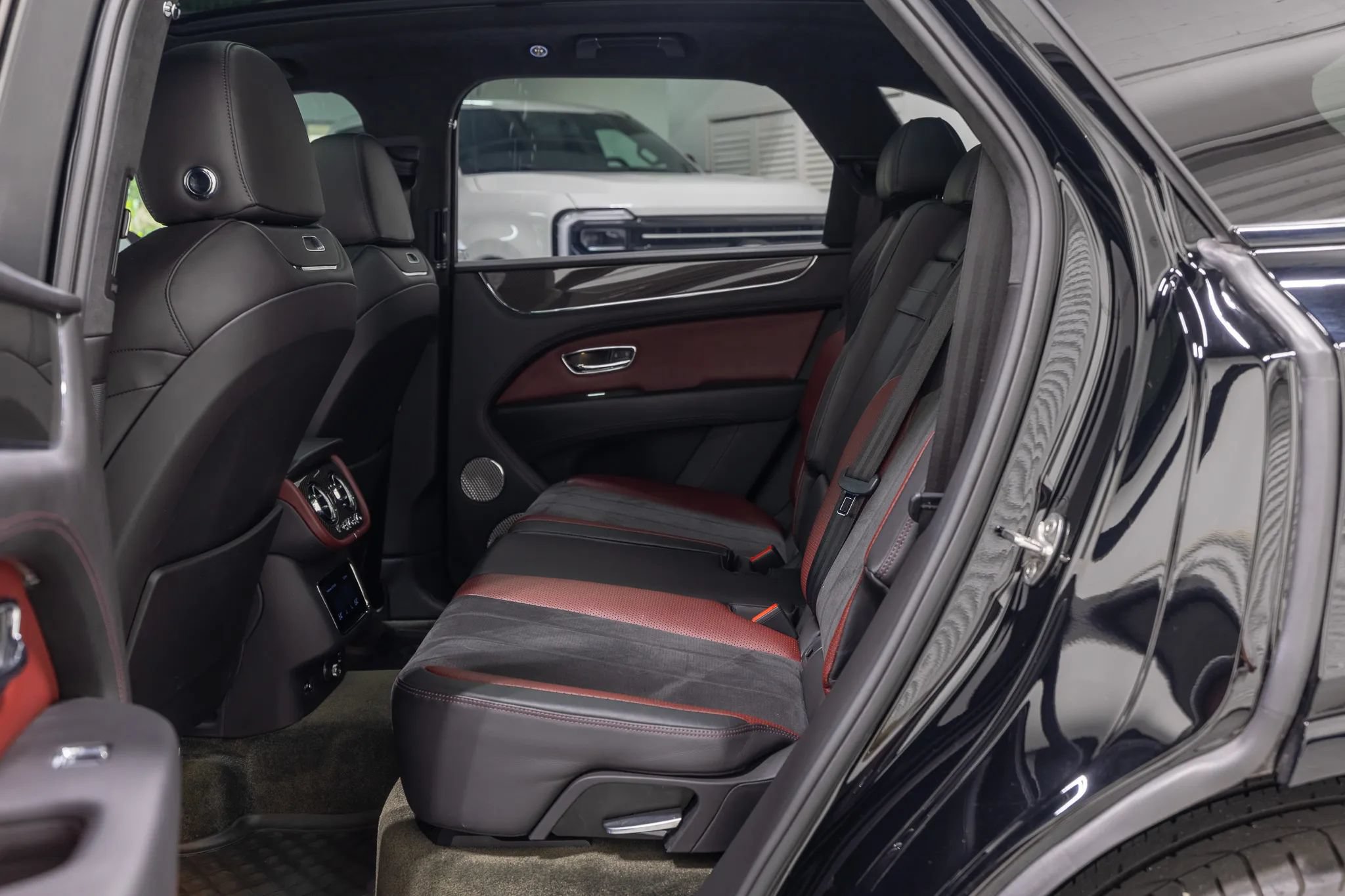 Used 2022 Bentley Bentayga AWD/4WD image 38