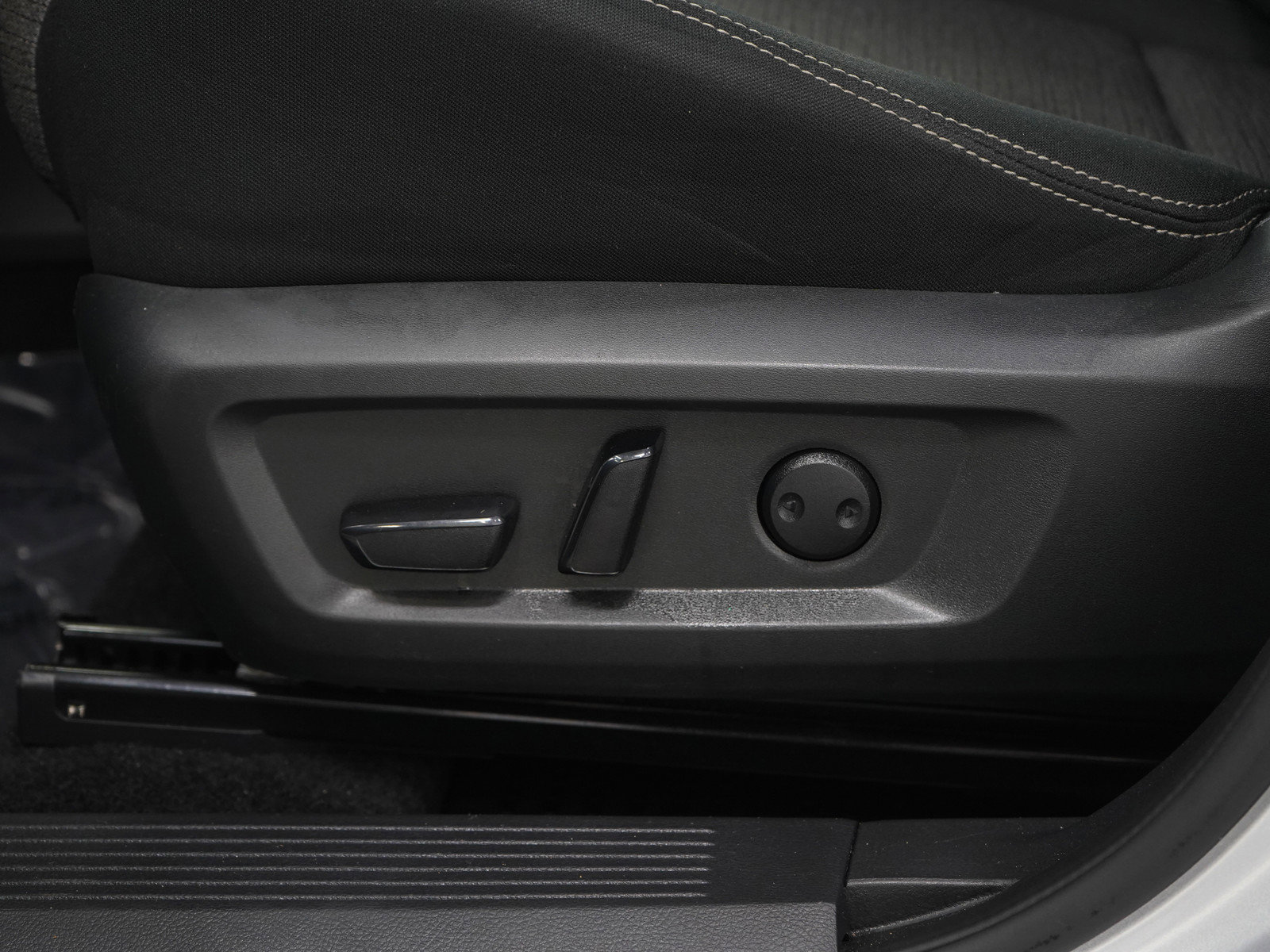 Used 2023 Nissan Rogue SV image 28