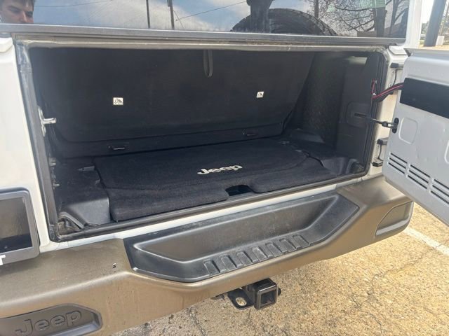 Used 2017 Jeep Wrangler Sahara image 9