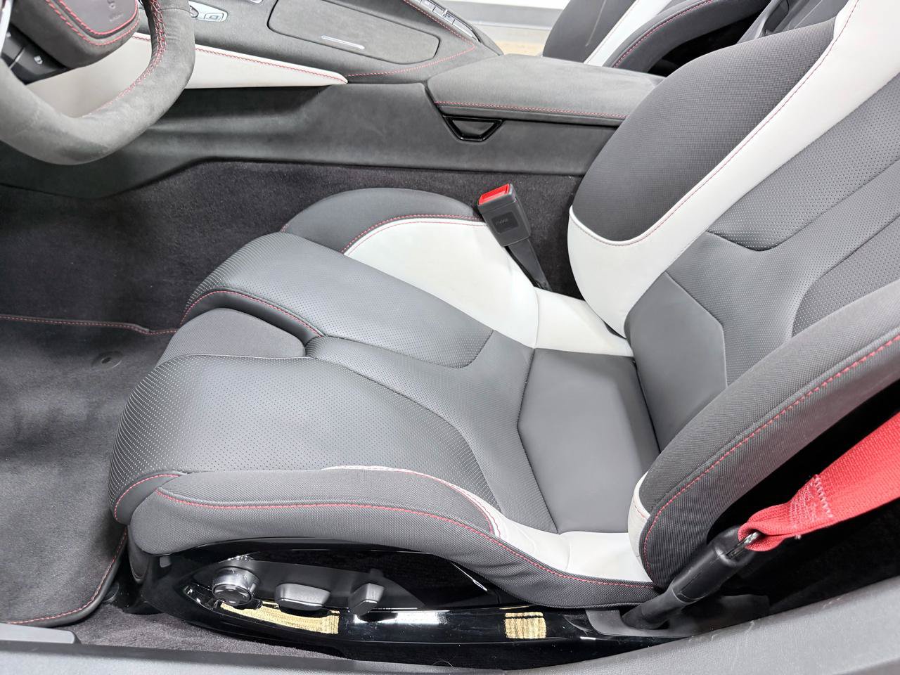 Used 2023 Chevrolet Corvette Stingray Premium Conv w/ Z51 Performance Package RWD image 32