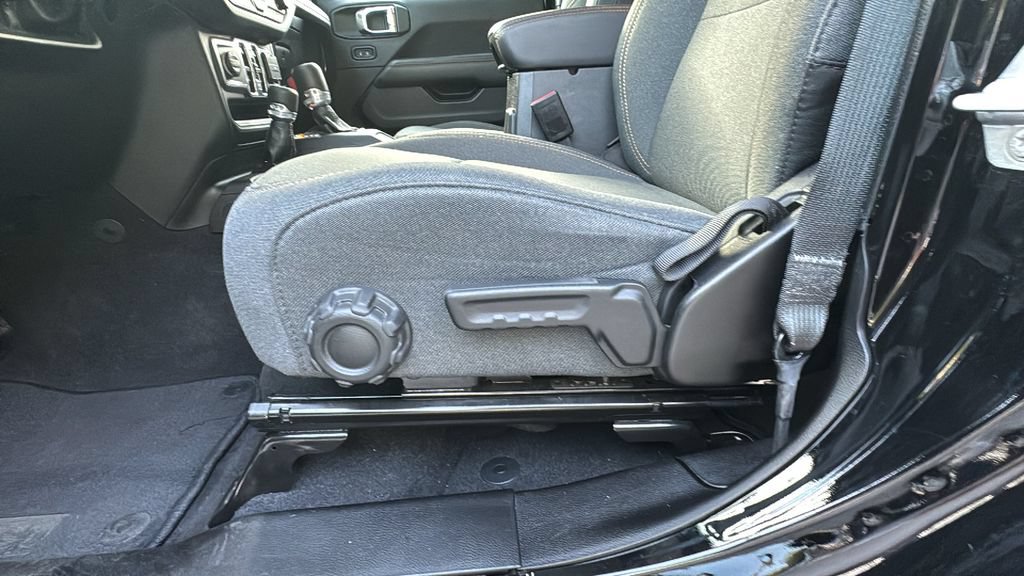 Used 2025 Jeep Wrangler Unlimited Sahara AWD/4WD image 10