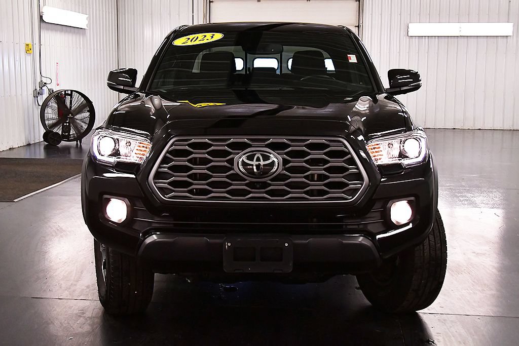 Used 2023 Toyota Tacoma TRD Off-Road w/ Advanced Technology Package AWD/4WD image 2