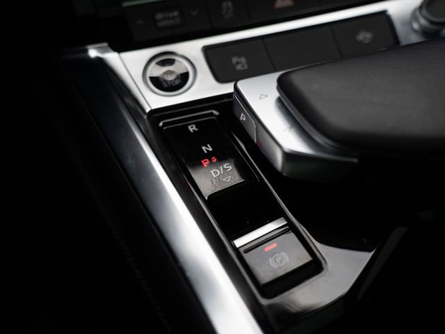 Used 2022 Audi e-tron Premium w/ Convenience Plus Package image 27
