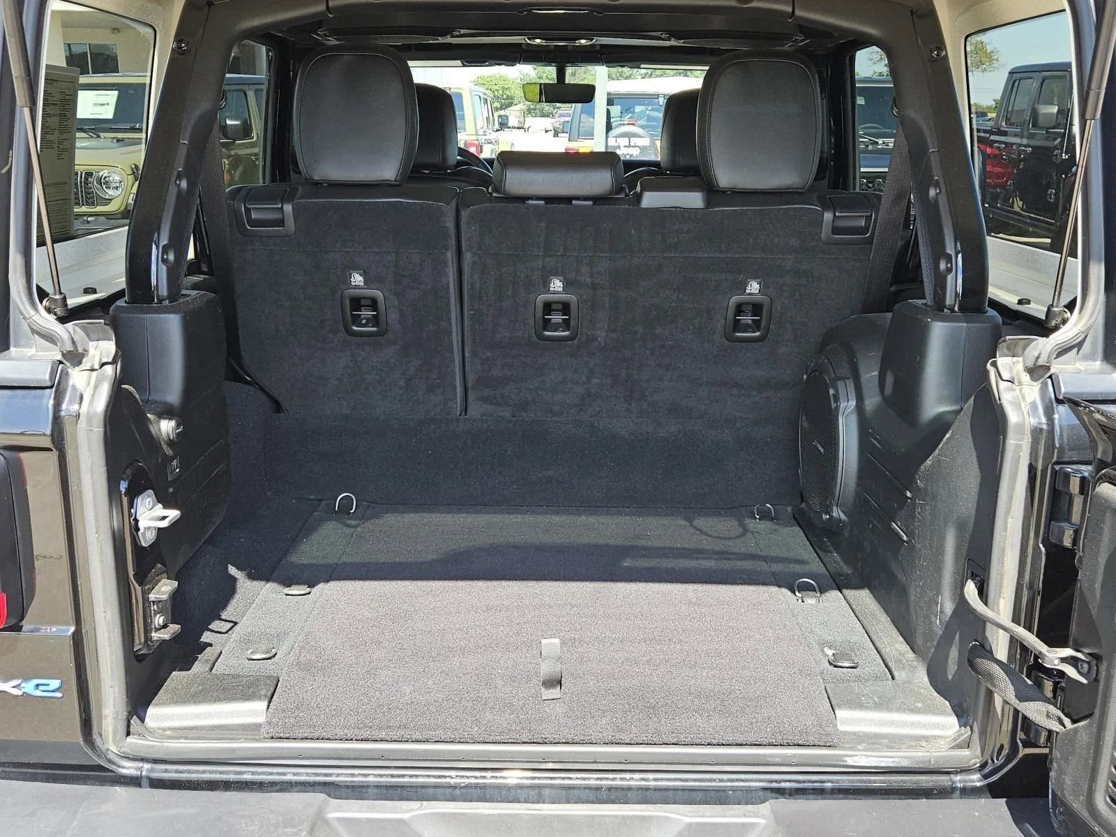 Used 2023 Jeep Wrangler Sahara image 9