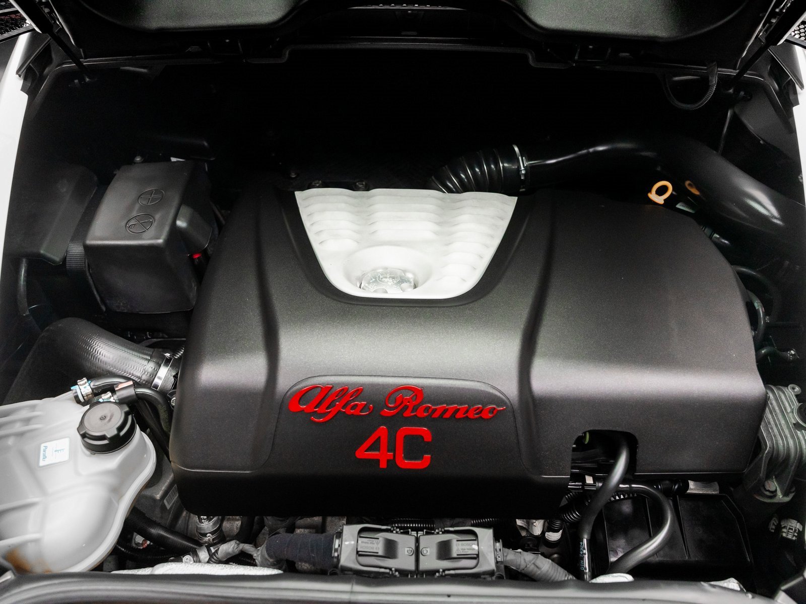 Used 2015 Alfa Romeo 4C Coupe w/ Leather Interior Group image 2