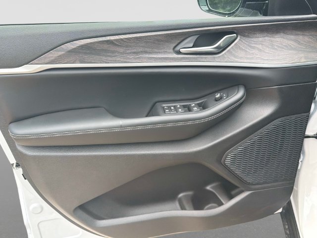 New 2026 Jeep Grand Cherokee Altitude AWD/4WD image 18