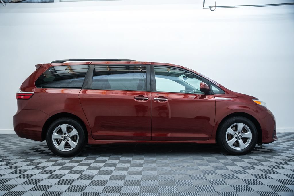 Used 2020 Toyota Sienna LE w/ LE Preferred Package FWD image 4