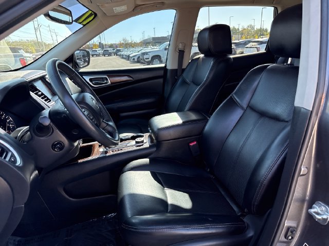 Used 2017 Nissan Pathfinder Platinum w/ Family Entertainment Package AWD/4WD image 13