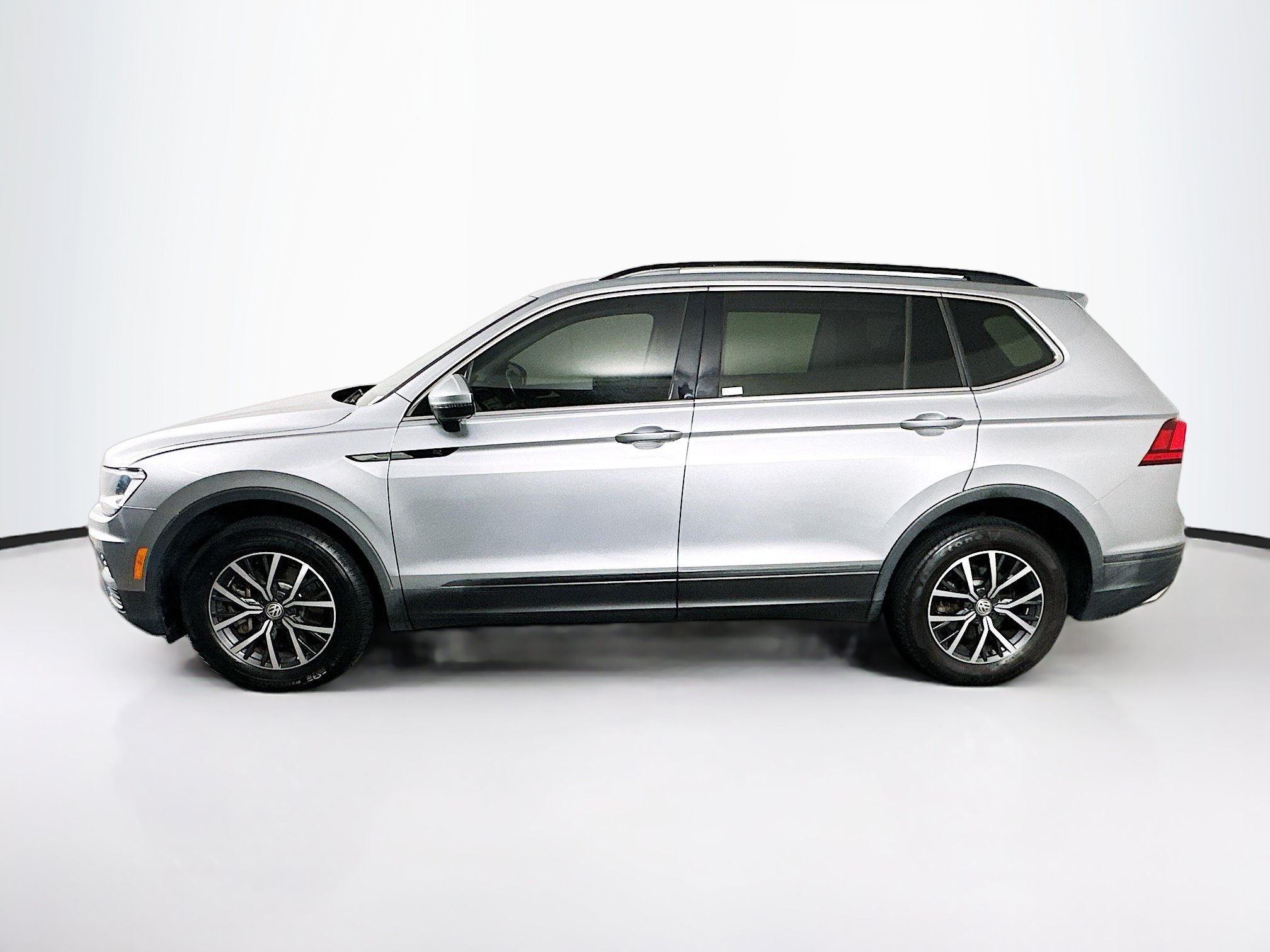 Used 2019 Volkswagen Tiguan SE w/ Panoramic Sunroof Package FWD image 4