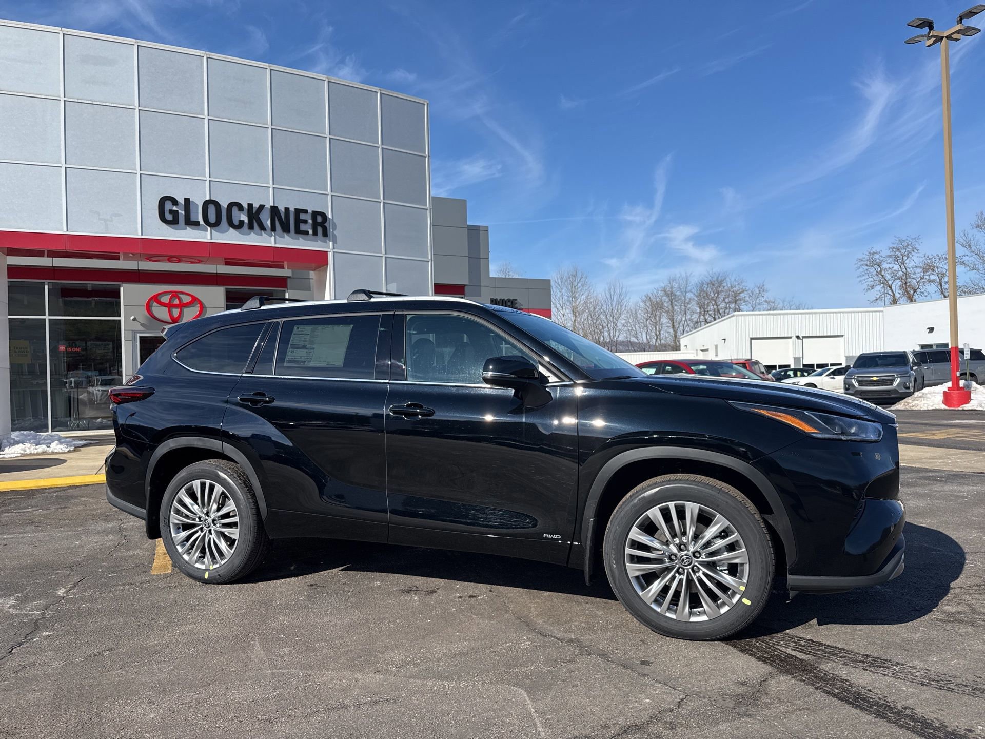 New 2026 Toyota Highlander Platinum image 2