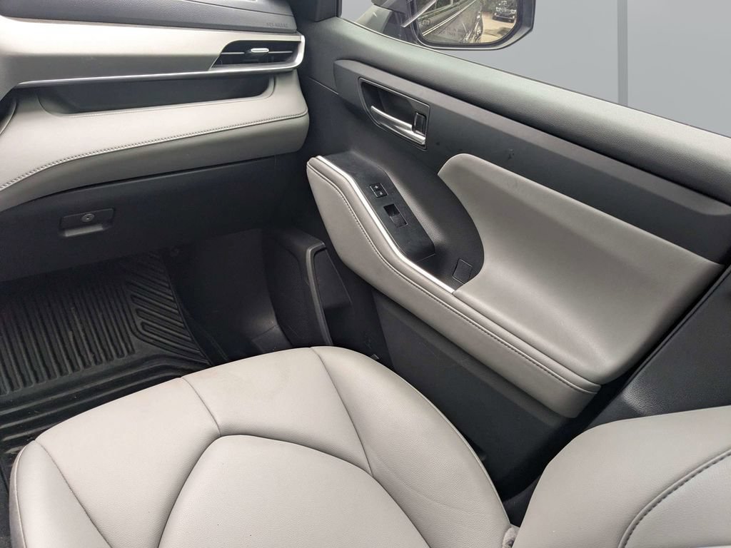 Used 2022 Toyota Highlander XLE FWD image 19