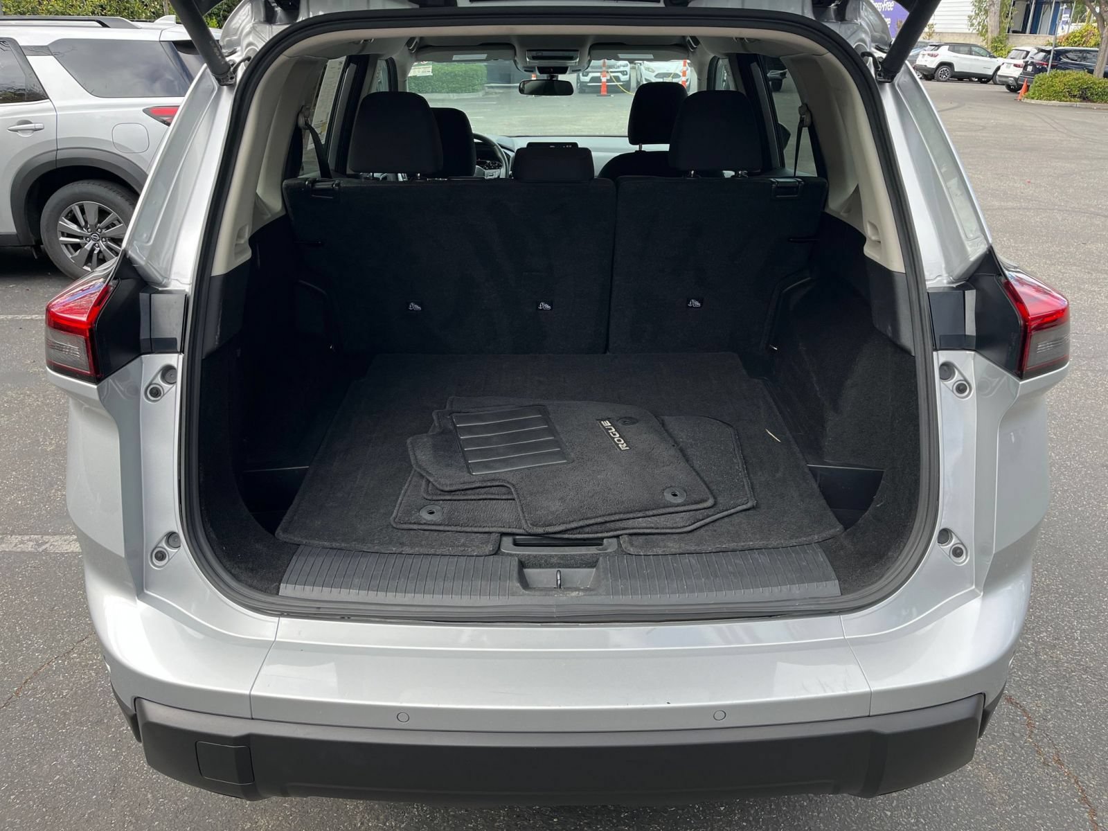 Used 2025 Nissan Rogue SV FWD image 32