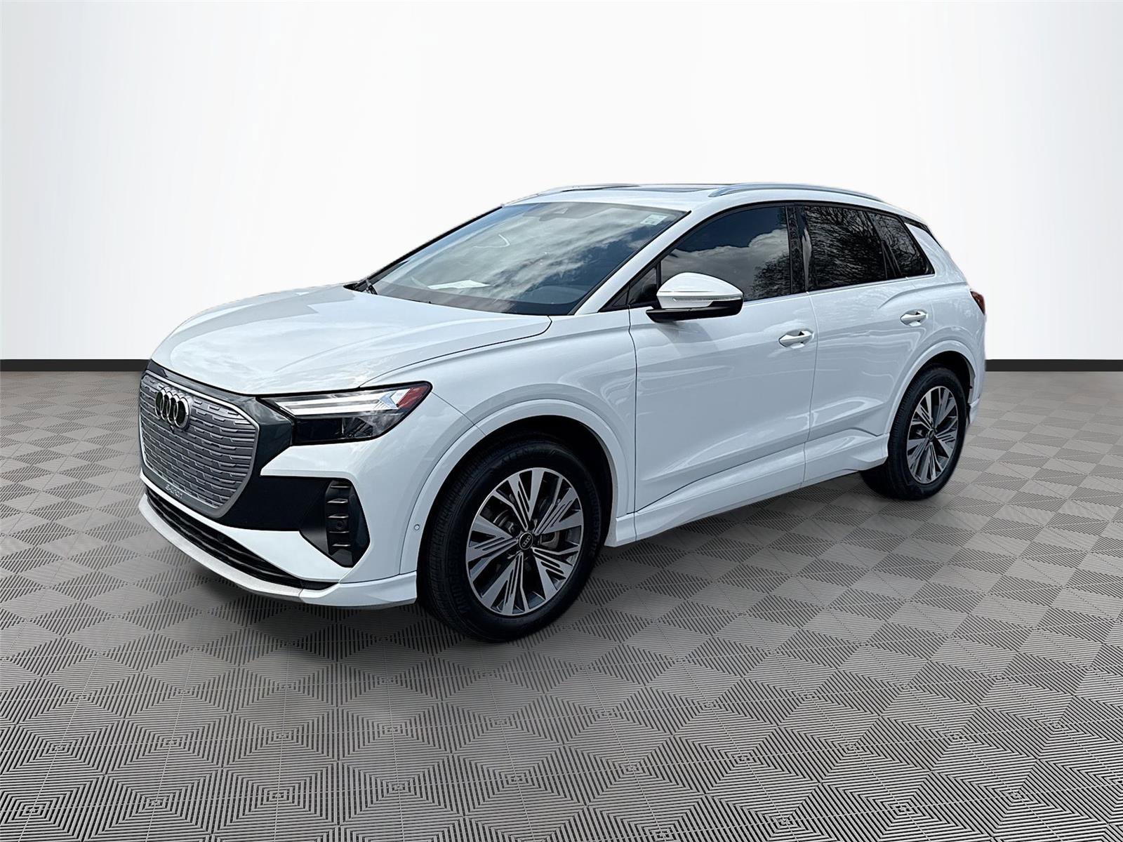 Certified 2023 Audi Q4 e-tron Premium Plus w/ Premium Plus RWD image 3