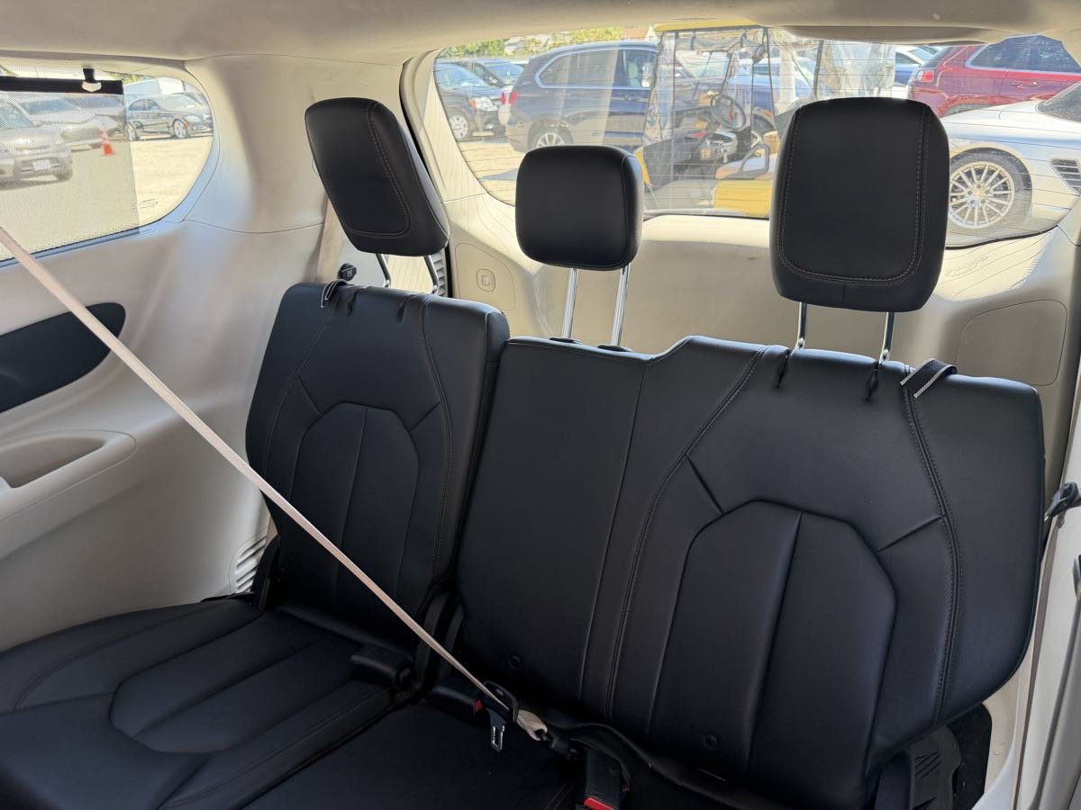 Used 2017 Chrysler Pacifica Touring-L FWD image 21
