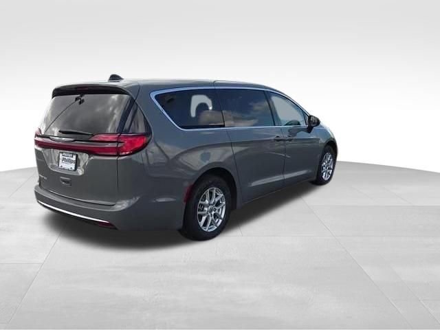 Used 2023 Chrysler Pacifica Touring-L FWD image 10