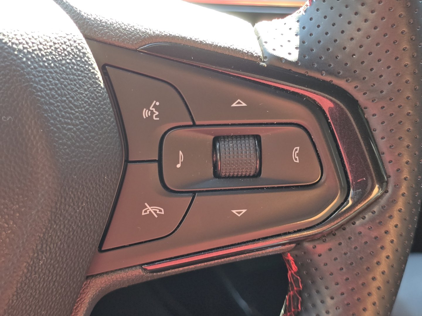 Certified 2024 Chevrolet Trax RS FWD image 13