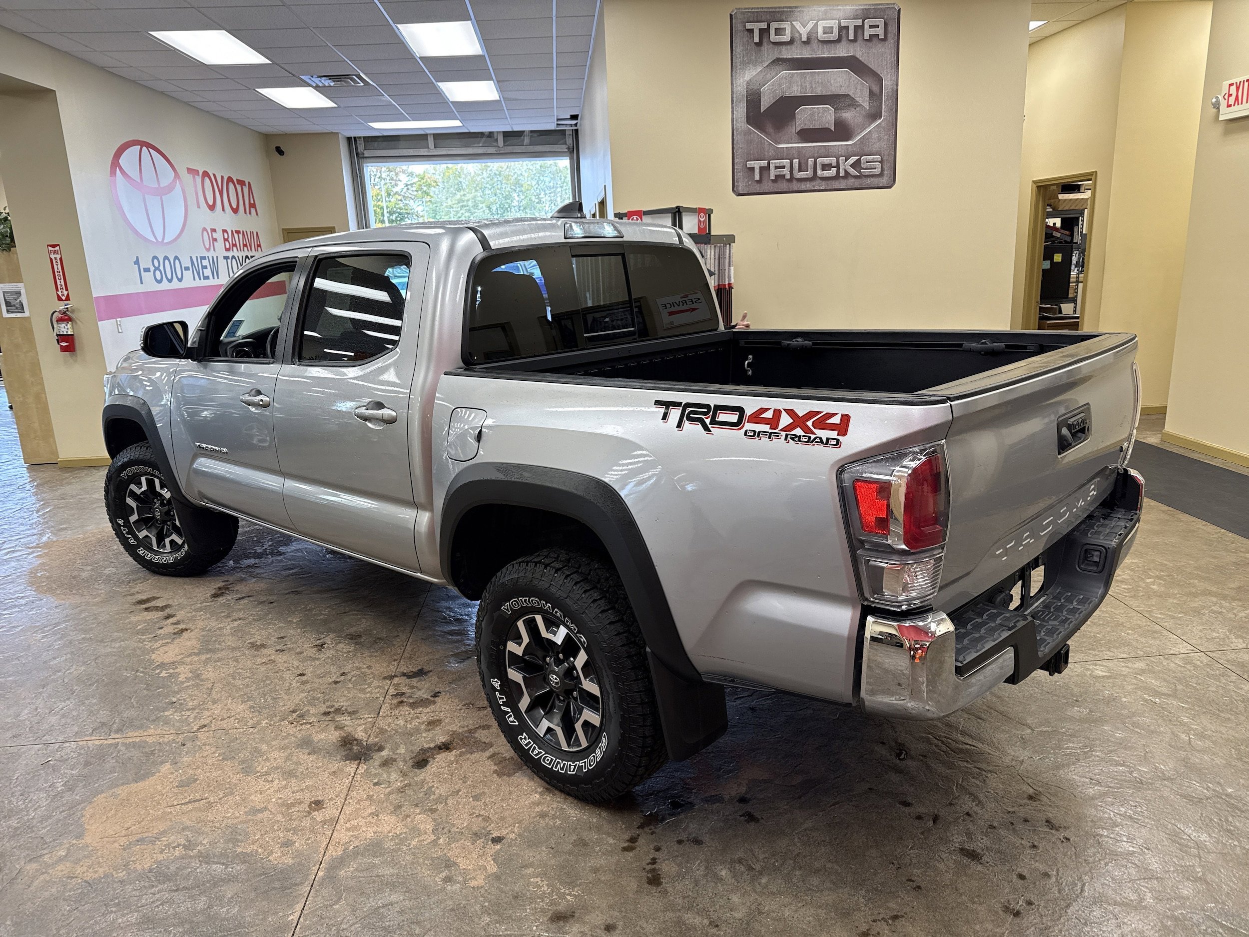 Used 2022 Toyota Tacoma TRD Off-Road AWD/4WD image 9