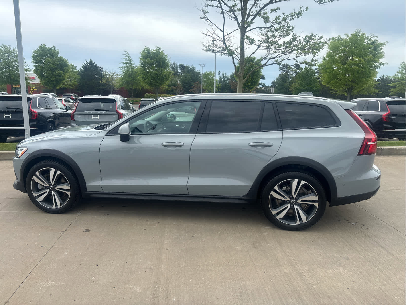 Used 2024 Volvo V60 B5 Cross Country Plus w/ Protection Package Premier AWD/4WD image 28
