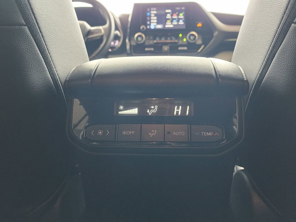 Used 2023 Toyota Highlander XSE FWD image 14