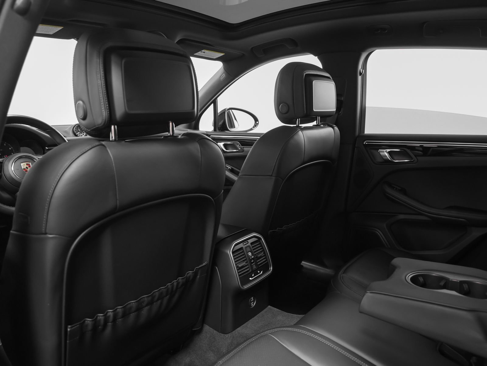 Certified 2023 Porsche Macan image 38