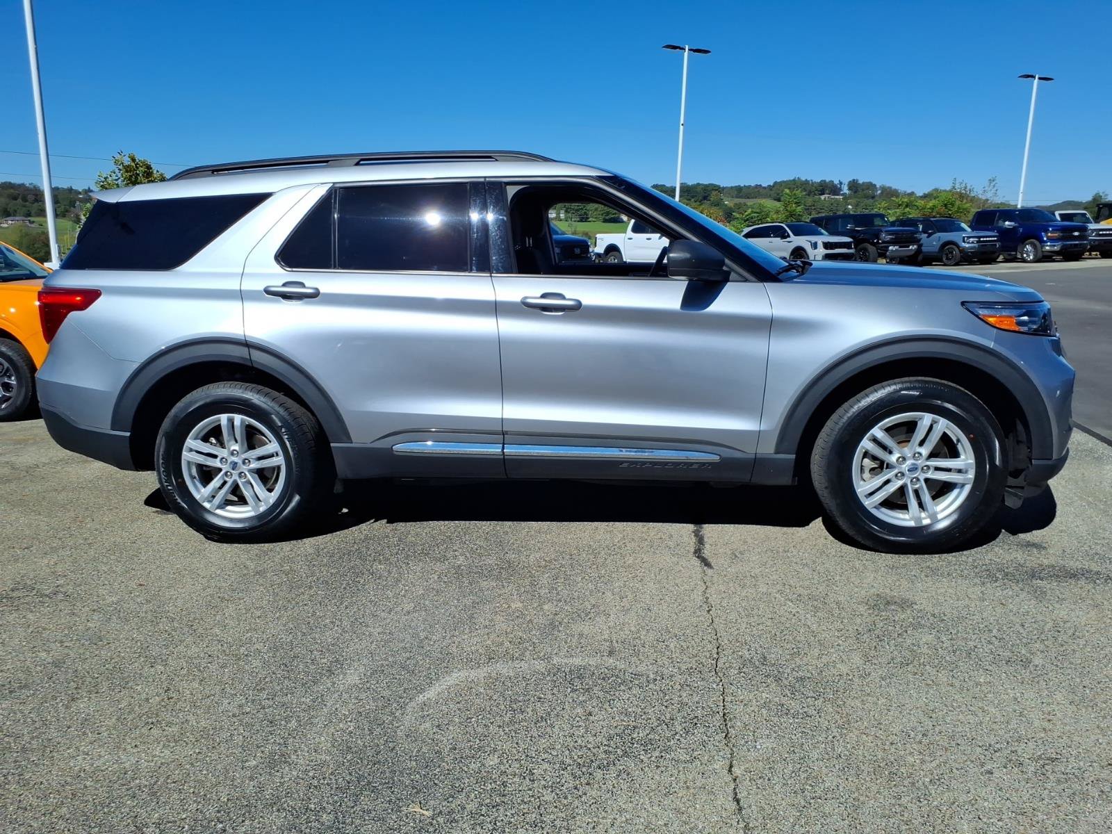 Used 2023 Ford Explorer XLT AWD/4WD image 6