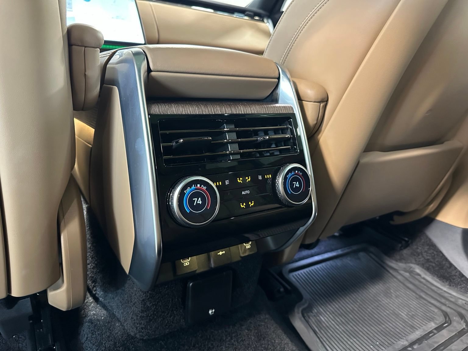 Used 2025 Land Rover Range Rover SE AWD/4WD image 38