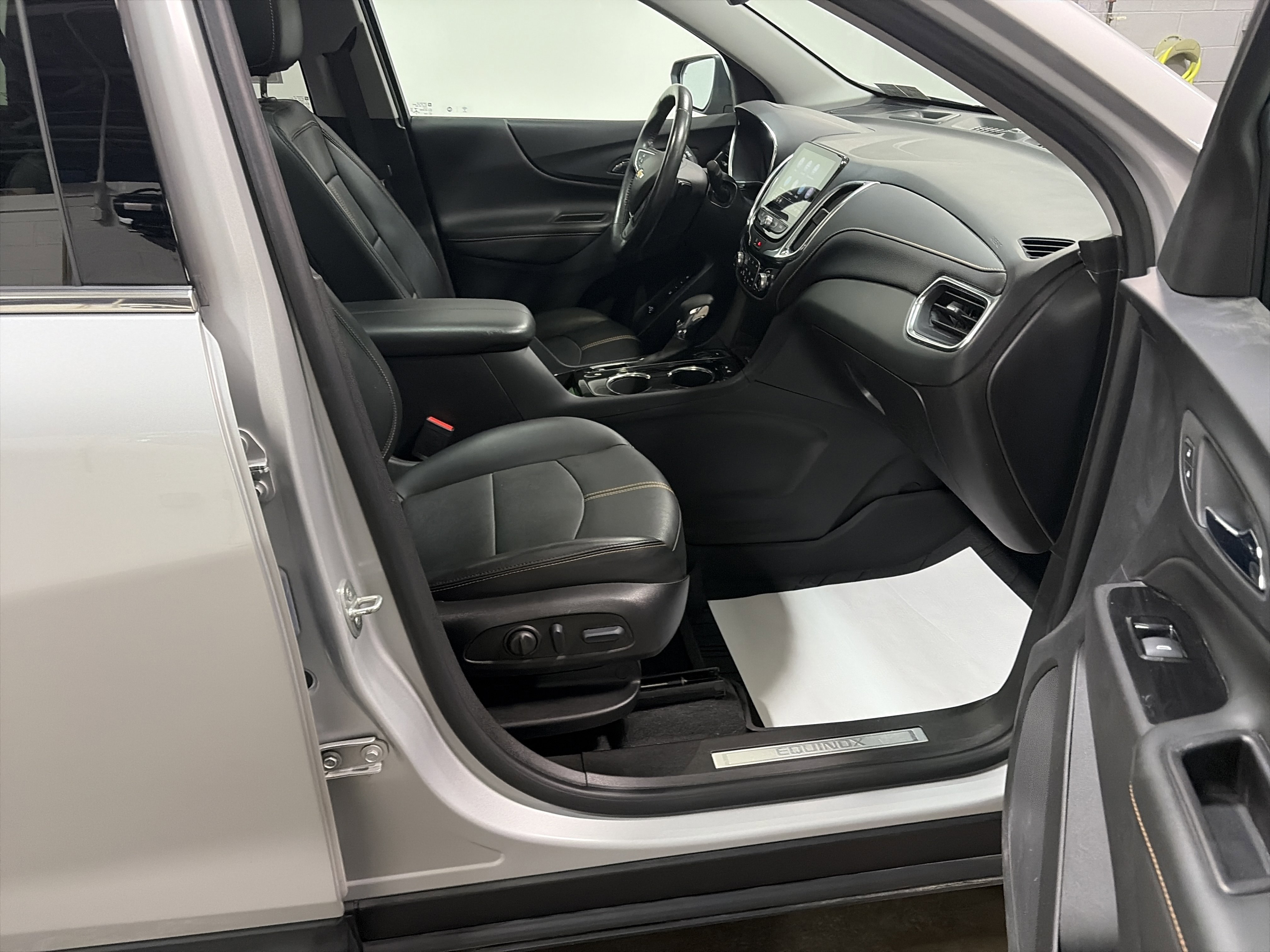 Used 2022 Chevrolet Equinox Premier AWD/4WD image 33
