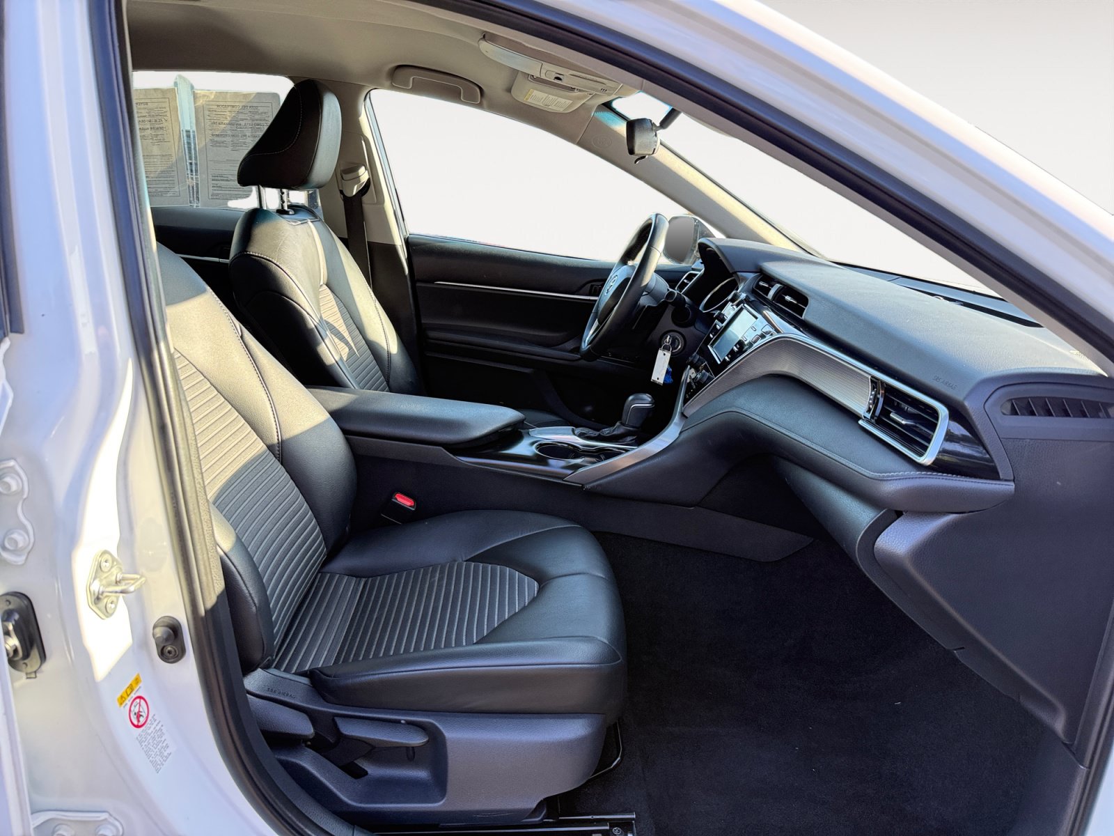 Used 2018 Toyota Camry SE FWD image 19