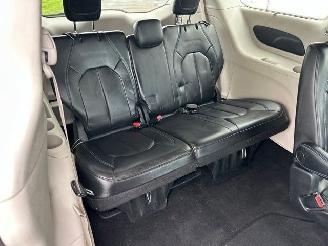 Used 2021 Chrysler Pacifica Touring-L FWD image 40