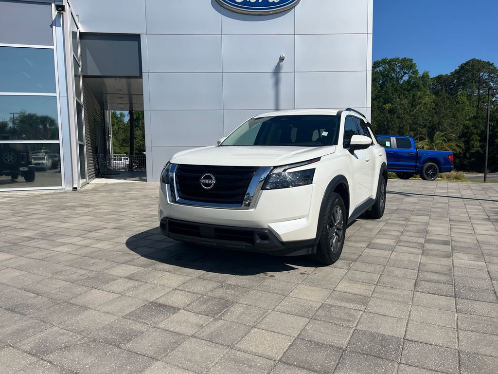 Used 2024 Nissan Pathfinder SV FWD image 2